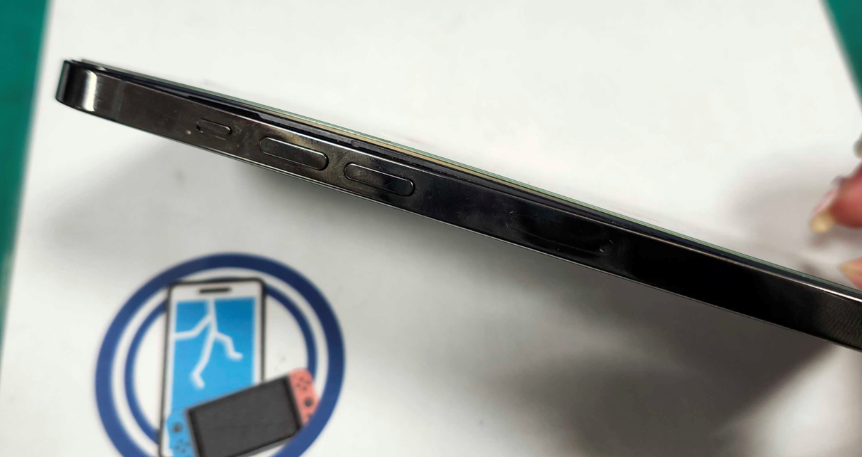 豊川市】iPhone12 Pro Max がバッテリー膨張で画面が浮く…危険な状態を